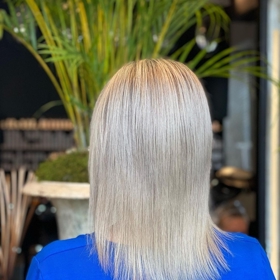 Polodlouhé vlasy lichotí ženám všech věkových kategorií.