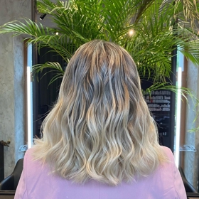 Polodlouhé vlasy lichotí ženám všech věkových kategorií.