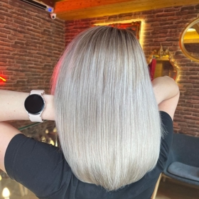 Polodlouhé vlasy lichotí ženám všech věkových kategorií.