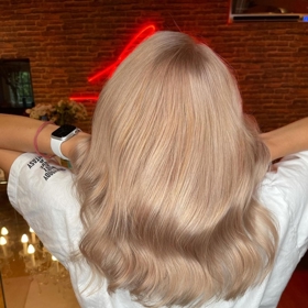 Polodlouhé vlasy lichotí ženám všech věkových kategorií.