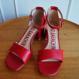 Smyslné červené sandály na podpatku. Luciano Barachini, Corso Roma, Fashion Arena Prague Outlet, 3237 Kč