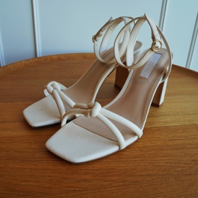 Elegantní bílé sandálky. Mango, Fashion Arena Prague Outlet, 599 Kč