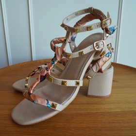 Béžové sandály na klínku s ozdobnou mašlí. Loretta by Loretta, Corso Roma, Fashion Arena Prague Outlet, 1645 Kč