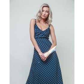 Maxi šaty v tmavě modré barvě s bílými puntíky a výstřihem do V.