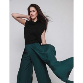 Černý top a elegantní zelená kalhotová sukně Anetě Vignerové sluší. Kalhotová sukně prodlužuje nohy a její střih bude lichotit i dámám, které nemají postavu modelky.