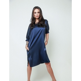 Modely od Pipkové Loudové si oblíbila i modelka Gabriela Dvořáková. Saténové tmavě modré šaty oversized střihu jí padnou jako ulité.