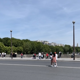 Při cestě od Eiffelovky přes řeku se vám naskytne prazvláštní pohled na lovce fotografií, kteří se nacházejí na středové čáře čtyřproudé silnice. Přebíhají na ni z chodníků po obou stranách.