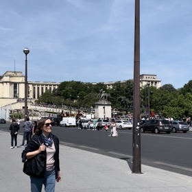Nadšeně se tu fotí a dávají si přednost, aby vždy fotil jen ten první na čáře a ostatní počkali, až se prostor vyčistí. Jedině tak budou mít všichni dost lajků na sociálních sítích. 