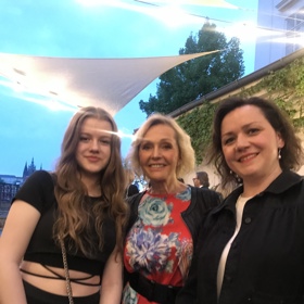 Šéfredaktorka webu Lifee.cz Markéta Behinová (vpravo) vyvedla na módní přehlídku svoji dceru Miu (vlevo). S radostí se s nimi vyfotila Helena Vondráčková.