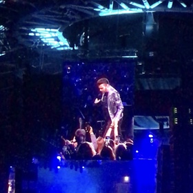 Zážitek z toho měly především jeho fanynky. Jednu z nich odměnil polibkem.