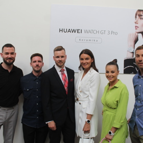 Druhou ambasadorkou značky je modelka Nikol Švantnerová (v bílém).