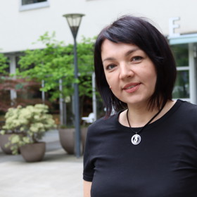 Julie Ilona říká, že díky Praze objevila dobré omáčky nebo sladký dezert trdelník.