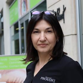 Olga se zákaznicím v pražském salónu stará o nehty.