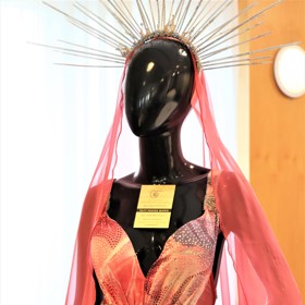 Při té příležitosti zahájila v pražském hotelu Don Giovanni vernisáž svých pohádkových modelů a obrazů.