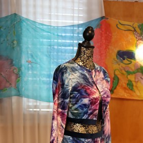 Obrazy a design vznikají na míru pro zákazníka a následně mohou být přeneseny na textil.