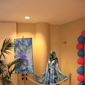 Kromě šatů vytváří výtvarnice také působivé obrazy, které jsou malovány včelím voskem.