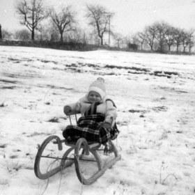 Dřevěné sáně v zimě suplovaly kočárky, jen co se miminko naučilo trochu sedět, už sjíždělo kopečky.  