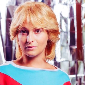 Iveta: Patrně nejúspěšnějším českým seriálem, který se objevil pouze na streamu, je Iveta. Výpravný retro projekt mapující osudy zpěvačky Ivety Bartošové se dočkal i druhé série.