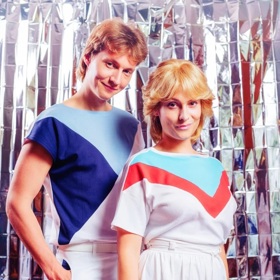 Iveta Bartošová (Anna Fialová) a Petr Sepéši (Vojtěch Vodochodský) se stanou populární zpěváckou dvojicí.