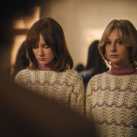 Iveta Bartošová začíná zpívat ve školním sboru se sestrou Ivanou...