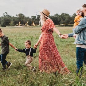 RODIČOVSTVÍ: Rodiče ve znamení Blížence mají skutečný smysl pro humor a nadsázku. Základním pilířem pro výchovu jejich dětí je komunikace. Budou číst pohádky, hrát divadlo, chodit do kina i na přednášky. Zkrátka naučí děti vnímat svět tak, jak jej vnímají oni. Někdy by si však měli dát pozor na přílišný chaos a uvědomit si, že děti potřebují jistá pravidla.