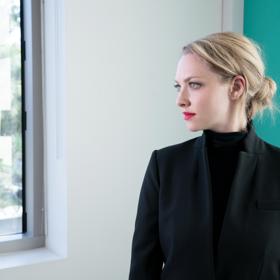 Pak se ale ukázalo, že jde jenom o nafouklou bublinu. Následoval pád a zdlouhavé soudy. Elizabeth Holmes si v seriálu Kauza Theranos zahrála Amanda Seyfried.