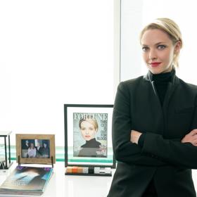 Elizabeth Holmes, zakladatelka společnosti Theranos, byla ještě před několika lety považována za vizionářku a oslavovanou miliardářku.