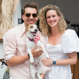 Kateřina Pechová s manželem Peterem a jejich psí parťačkou Žofkou.