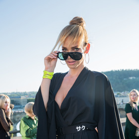 Andrea se s účesy nebojí experimentovat, ovšem s délku a barvu vlasů si zachovává. Má špatné zkušenosti z minulosti.