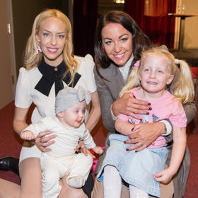 Také zpěvačka Kateřina Mátlová (vlevo) už je maminkou Karolínky, která se narodila v lednu loňského roku. Říká, že ačkoli jsou matky chodící mlékárny, vždy mohou při kojení vypadat elegantně.