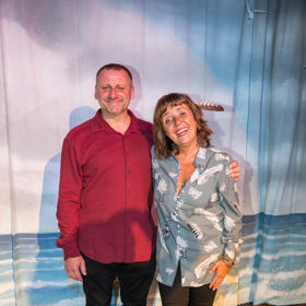 Barbora Hrzánová a Radek Holub spolu tráví čas v osobním životě i na jevišti. Holub přiznává, že krize nastala, když se Bára Hrzánová rok a půl doma učila na trumpetu. V manželství jsou 26 let. 