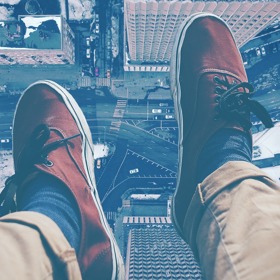 V Jekatěrinburgu kdysi někdo zanechal na střeše paneláku dlouhý nápis "Zhenyo, vezmeš si mě?" Zda se tato snaha setkala s úspěchem, nevíme. Nápis by však měl být stále viditelný na mapách Googlu.
