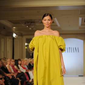 Léto 2022 bude podle Kovaříkové plné barev a dámy by se je neměly bát obléknout ani do města nebo na schůzky.