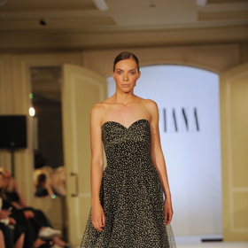 Kolekci tvoří modely, které nejsou určené pouze pro jednu sezónu, ale mají nadčasový charakter a stávají se oblíbenou součástí šatníků žen.