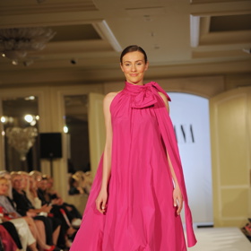 Modelům Tatiany Kovaříkové pro léto 2022 dominují jednoduché linie a na poměry návrhářky, která je velkou fanynkou černé, jsou překvapivě barevné.