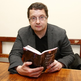 Spisovatel sám říká, že po šedesátce se uklidnil, co se týká svého vztahu k ženám. Nové partnerce Oleně plánuje zůstat bezmezně věrný. 