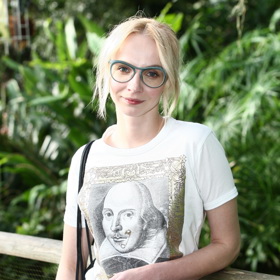 Herečka Jana Plodková žije se známým optikem Filipem Žilkou. Brýlí má proto pěknou zásobu a s oblibou v nich chodí do společnosti.