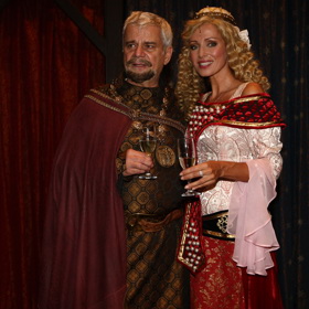 Herec Petr Štěpánek se s herečkou a producentkou Kateřinou Brožovou setkal už v nastudování Noci na Karlštejně v Hudebním divadle Karlín.