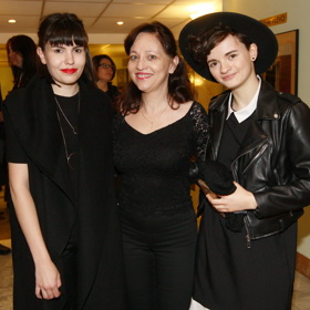 Herečka Alena Mihulová je sama maminkou. Její dcera Karolína Kachyňová se před časem otevřeně přihlásila k lesbické orientaci.