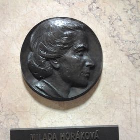 "Nelitujte mne. Žila jsem plný, opravdový život, který nestál, nezahníval, ale prudce tekl a vířil. Někdy mne otloukal a já poznala jeho tvrdost i těžkosti, jindy zas hladil a smál se sluncem. Byl to prostě skutečný život, a já jsem zaň Bohu neskonale vděčná," napsala Milada Horáková v jednom z posledních dopisů před popravou.