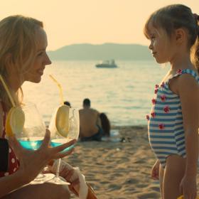 Pozná totiž roztomilou holčičku a jejího tatínka, který před několika lety ovdověl.