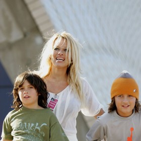 Brandon a Dylan byli po rozvodu svěřeni do matčiny péče.