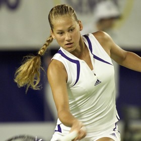 Anna Kurnikovová ukončila tenisovou kariéru kvůli problémům s páteří, nyní se věnuje hlavně svým třem ratolestem a do společnosti nechodí. 