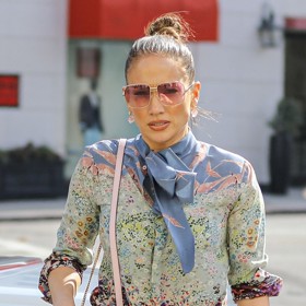 Podobně je na tom se stylem nošení i Jennifer Lopez. Ta ovšem na rozdíl od Meghan sází spíše na veseleji vzorované halenky...
