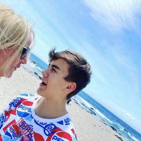 S mámou se jako správný puberťák nerad fotí. A také se mu nechce moc učit.