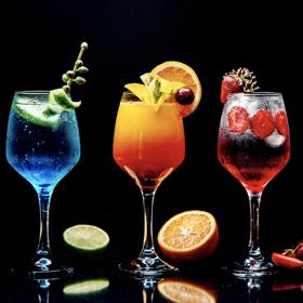 K létu neodmyslitelně patří nejrůznější koktejly. Fantazii se ani letos meze nekladou.