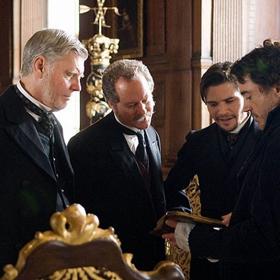 Film Sherlock Holmes produkovala Susan Downey, manželka Roberta Downeyho Jr., která mu také pomohla dostat se z drogové závislosti.