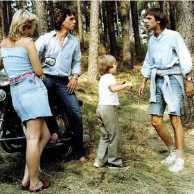 Slunce, seno, jahody: Dokáže student Šimon Plánička (Pavel Kikinčuk) prosadit v Hošticích svou neobvyklou metodu, která zlepšuje dojení?