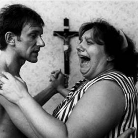 Byt Homolkových se nachází v Bořivojově ulici na pražském Žižkově. Na snímku Helena Růžičková a František Husák.