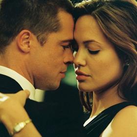 Pan a paní Smithovi: Láska na první pohled a brzká svatba je fajn, ale když po několika letech zjistíte, že vás ten druhý nudí, musíte si život něčím okořenit. Třeba zakázkou na nájemnou vraždu...